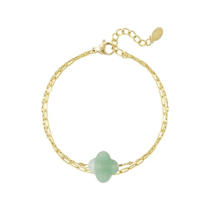 Armbandje- dubbel klaver groen goudkleurig