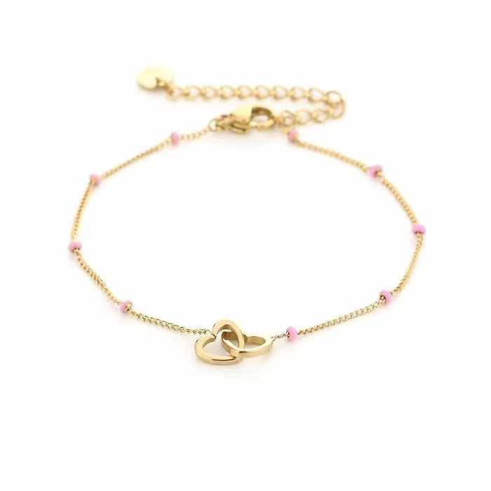 armbandje- dubbel hartje lichtroze goudkleurig