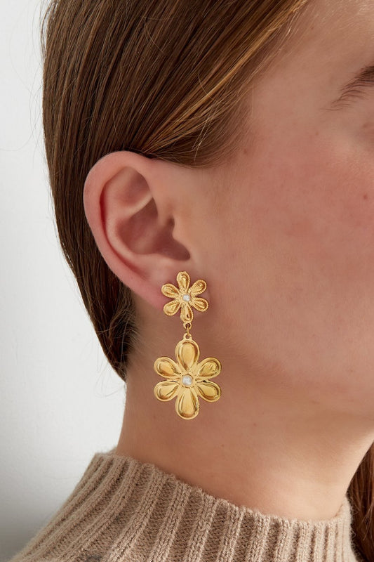 oorbellen- grote bloemen zilverkleurig