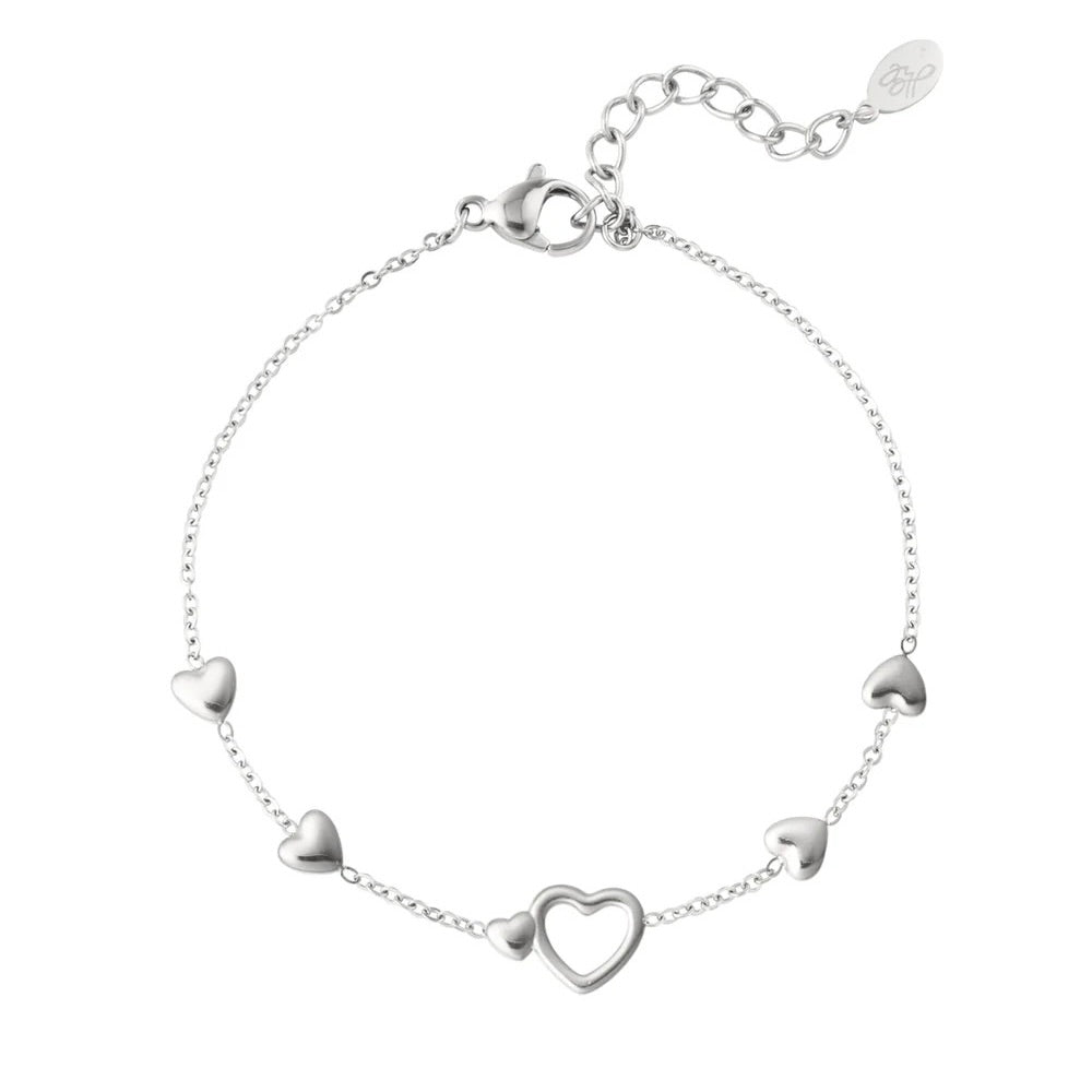 Armbandje- hartjes zilverkleurig