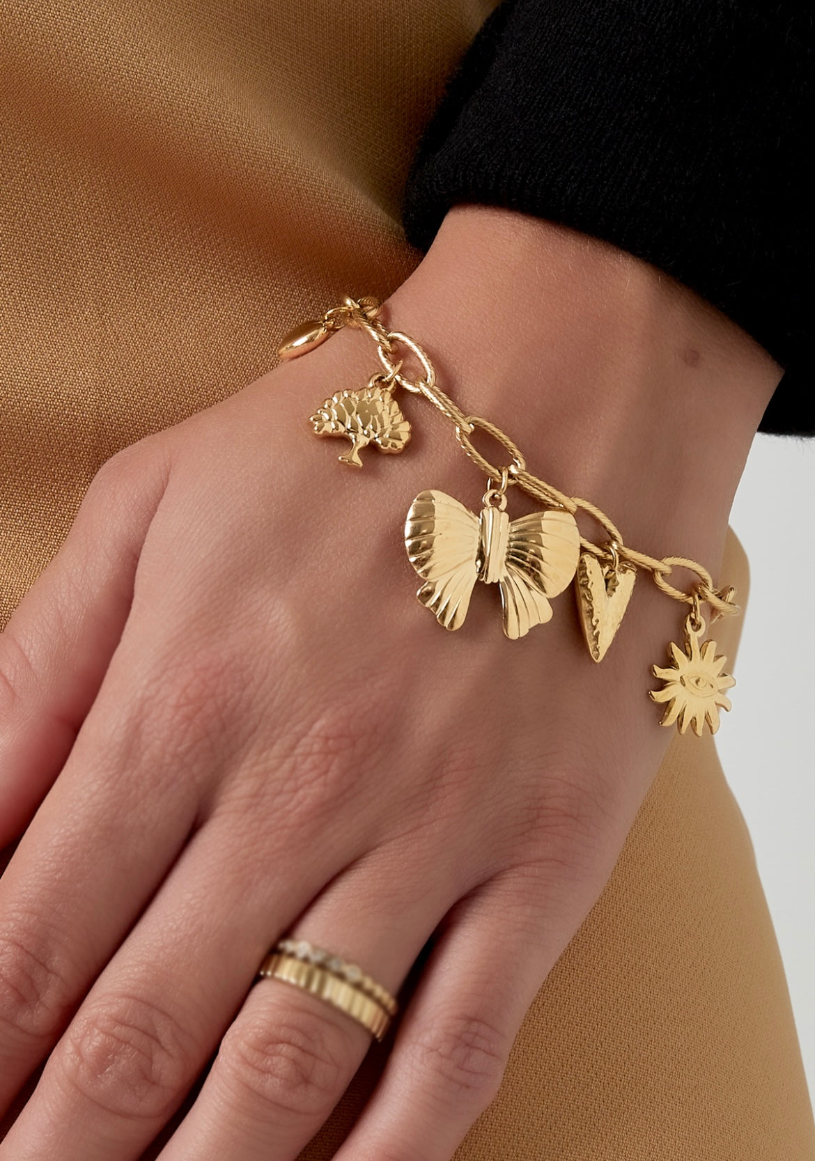 Armbandje- bedels strik figuurtjes goudkleurig