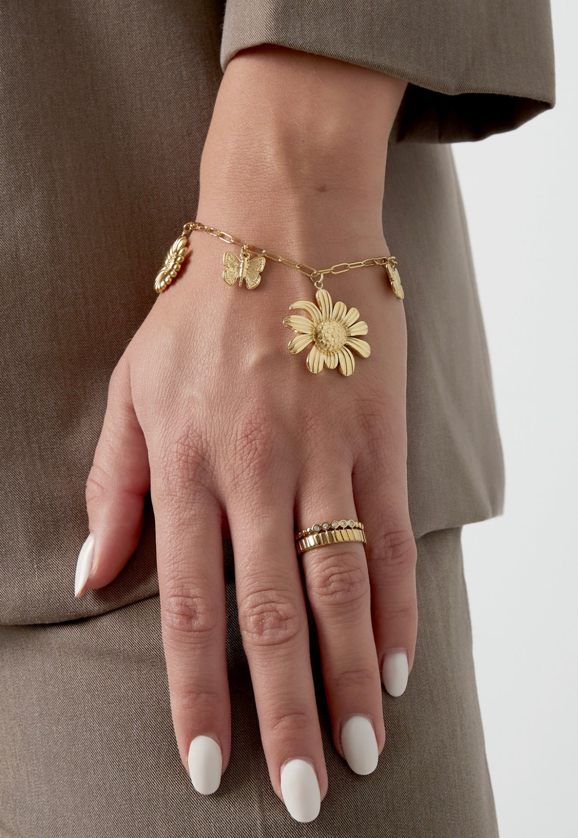 Armbandje- bedels bloemen goudkleurig