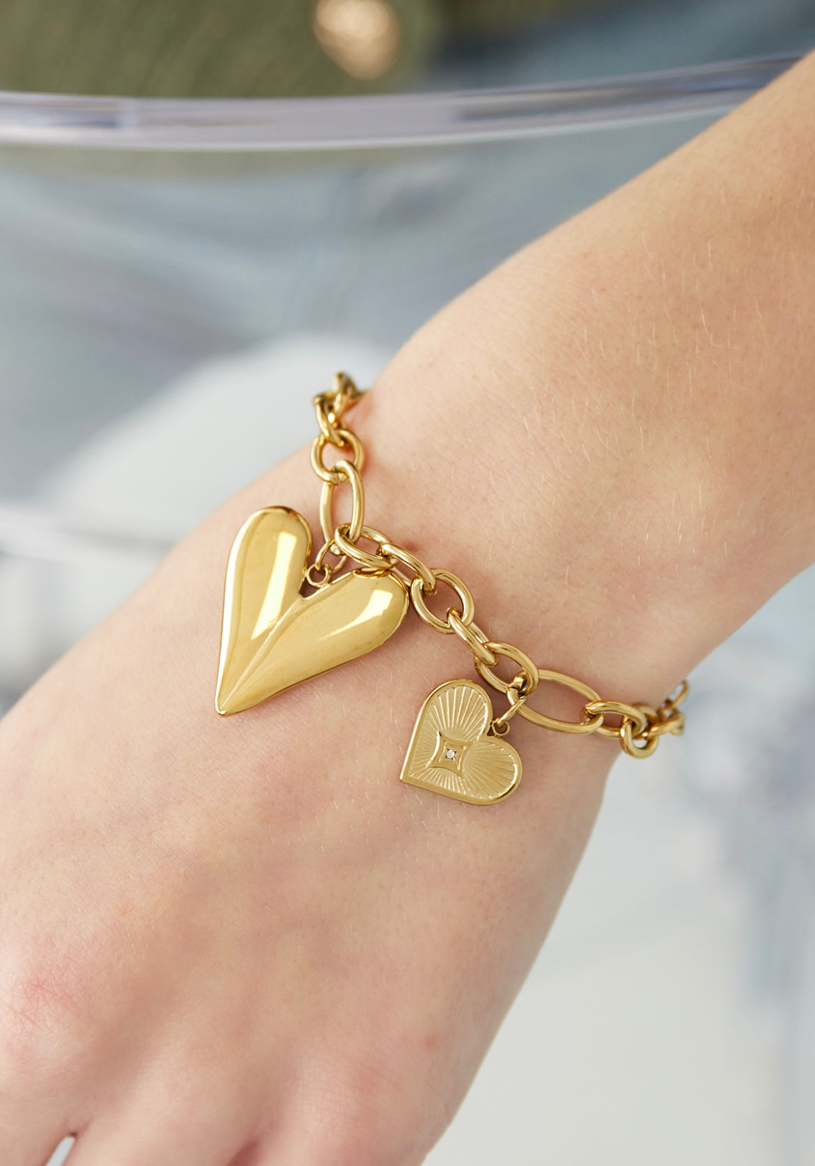 Armbandje- bedeltjes harten goudkleurig