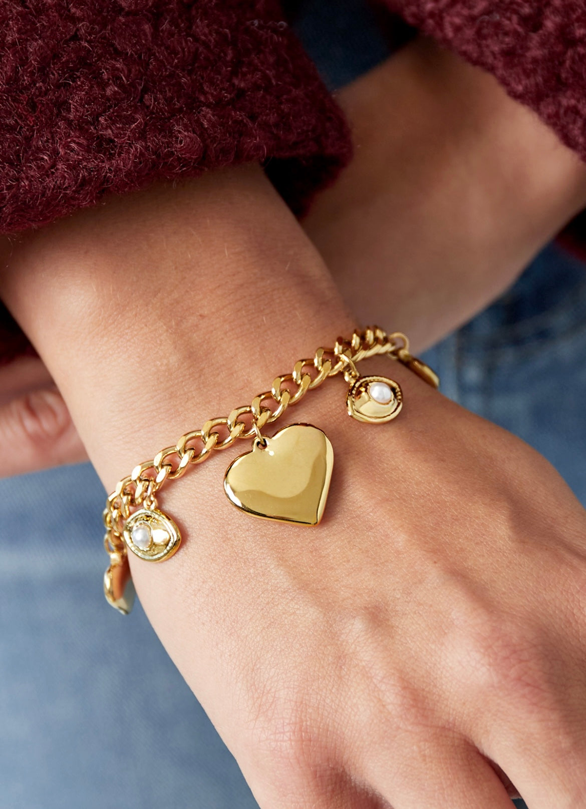 Armbandje- bedels hartjes oogjes goudkleurig