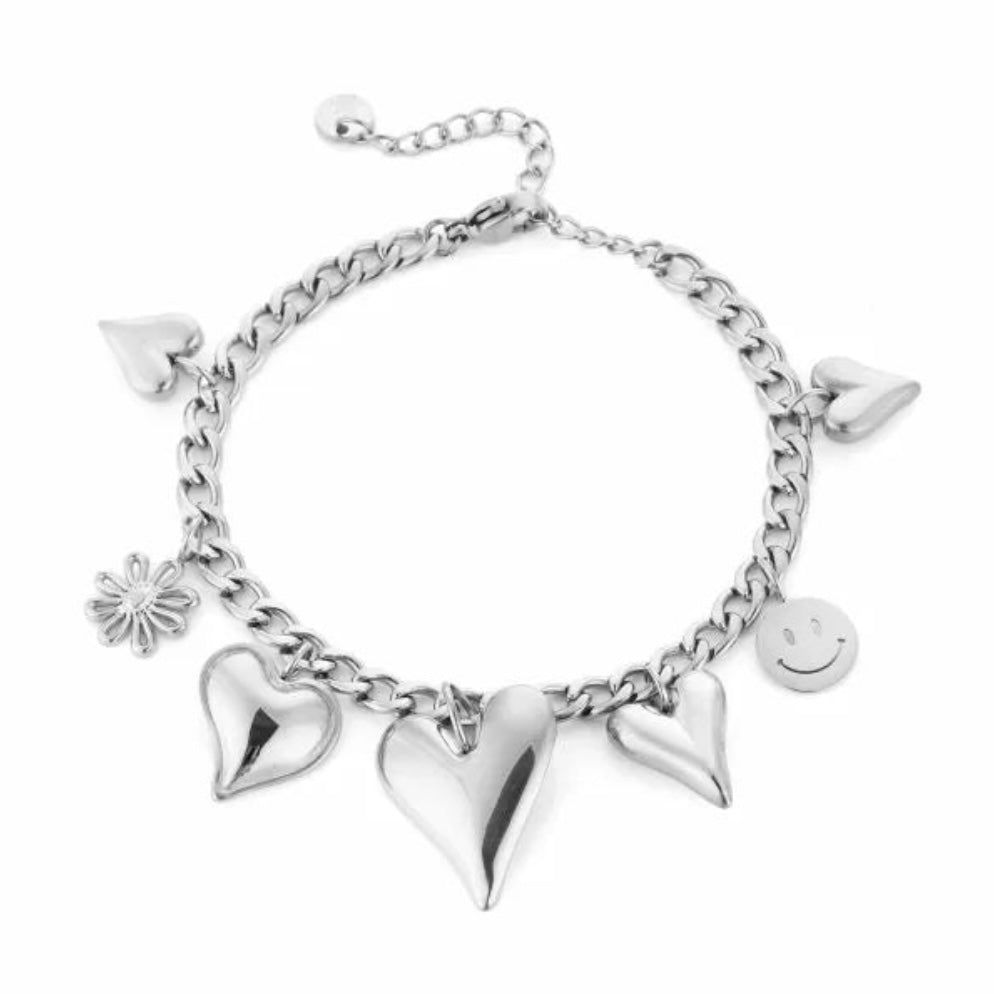 Armbandje- bedeltjes hartjes zilverkleurig