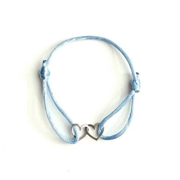 Armbandje- satijn hartjes dubbel zilverkleurig