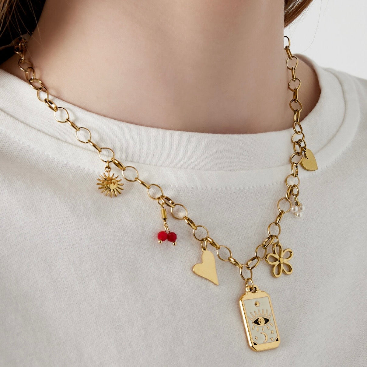 bedel ketting met verschillende bedels met wit een zonnetje hartje en bloemetje