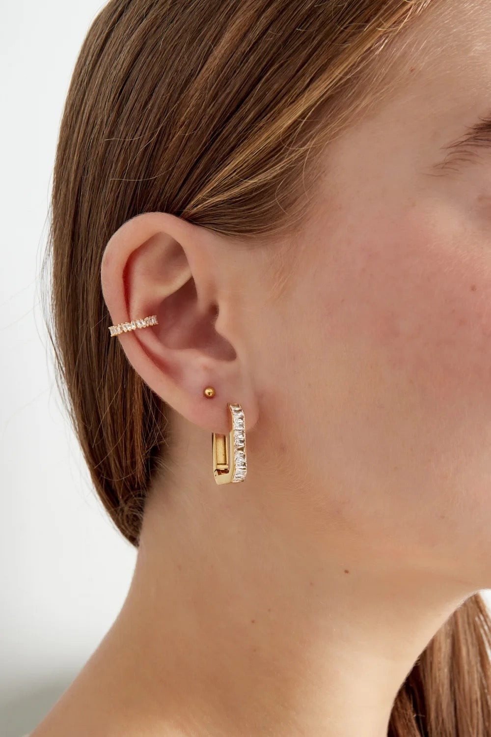 earcuff met steentjes in oor goudkleurig
