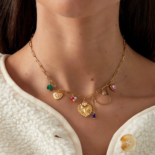 goudkleurige bedel ketting met verschillende kleurtjes en steentjes