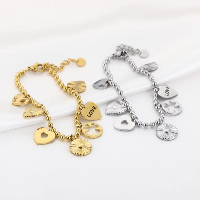 Armbandje- hartjes bedels zilverkleurig