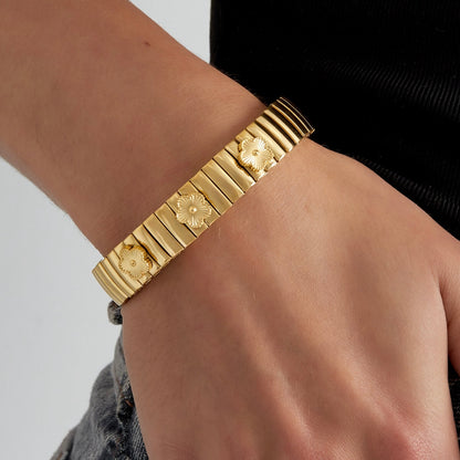 Armbandje- bangle klavertjes goudkleurig
