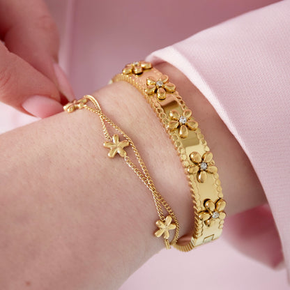 Armbandje- meerdere bloemetjes goudkleurig