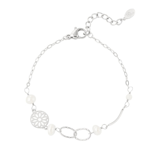 Armbandje- bewerkt pareltjes zilverkleurig