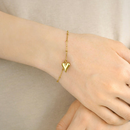 Armbandje- hangend hartje goudkleurig