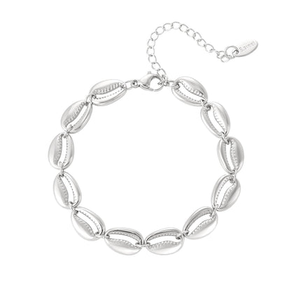 Zilverkleurig armbandje met schelpjes bedeltjes - Jewelrybyceline