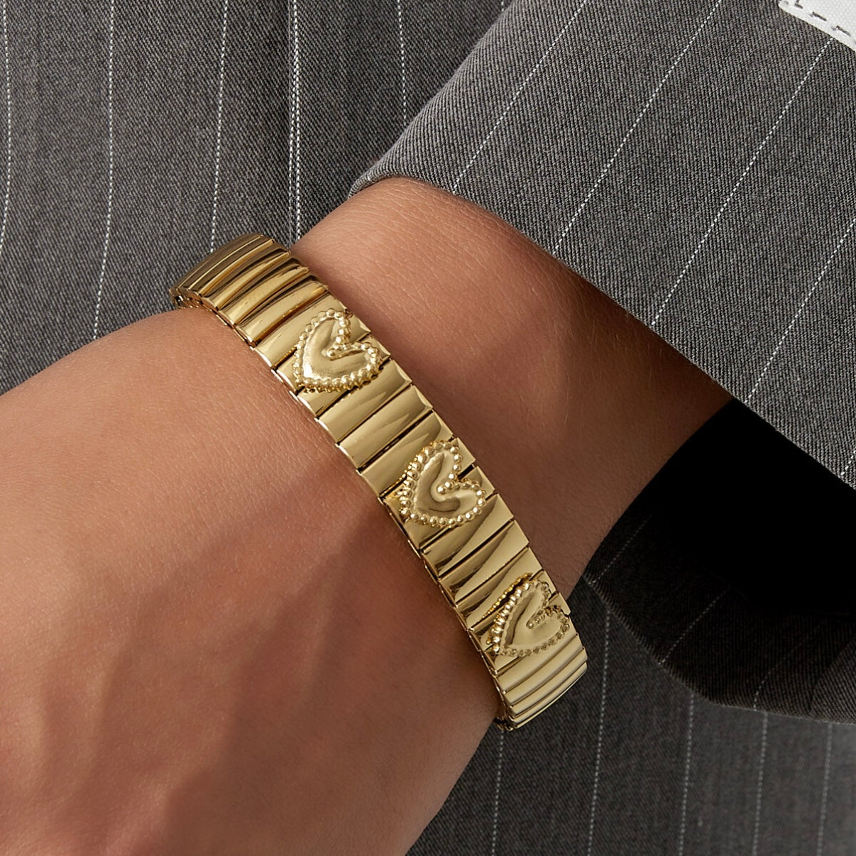 Armbandje- bangle hartjes goudkleurig