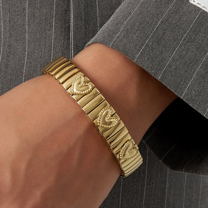 Armbandje- bangle hartjes goudkleurig
