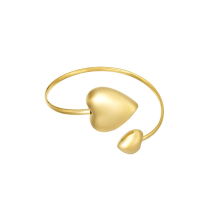 Armbandje- bangle statement hartjes goudkleurig