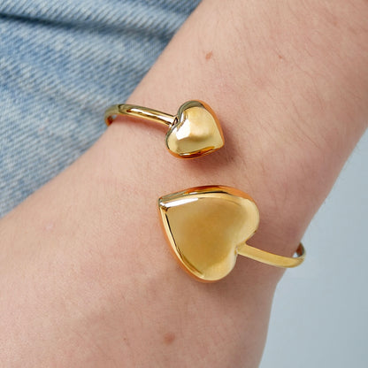 Armbandje- bangle statement hartjes goudkleurig