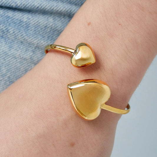 Armbandje- bangle statement hartjes goudkleurig
