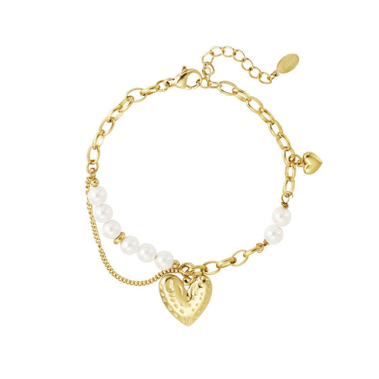 Armbandje- bewerkt hartje pareltjes goudkleurig