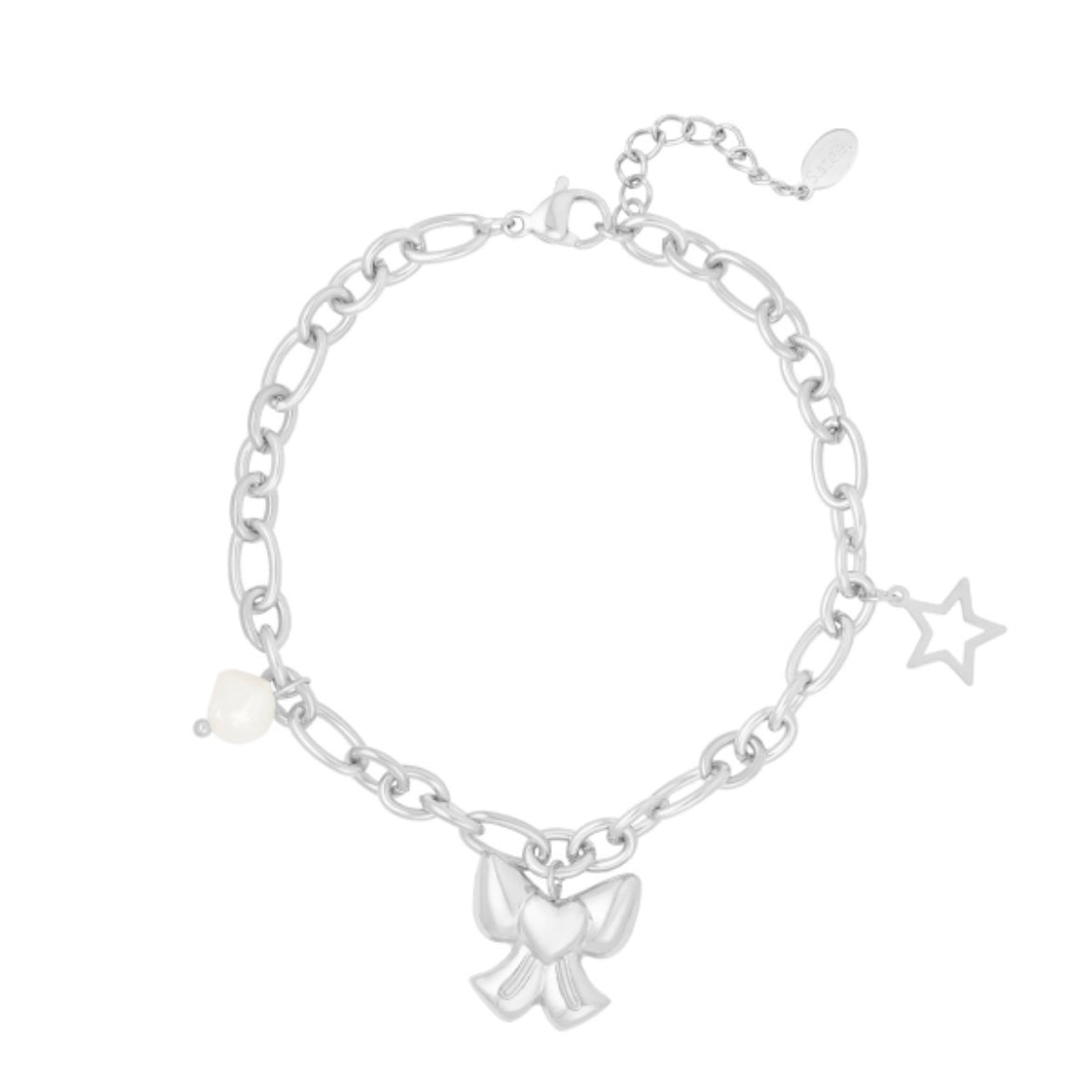 Armbandje- bedeltjes strikje pareltje zilverkleurig