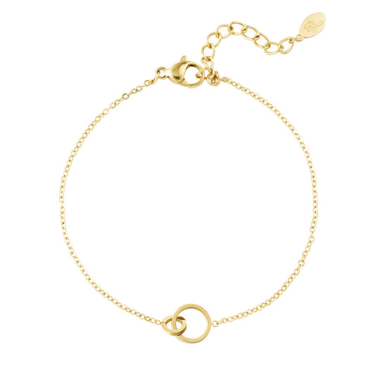 Armbandje- verbonden ringetjes goudkleurig