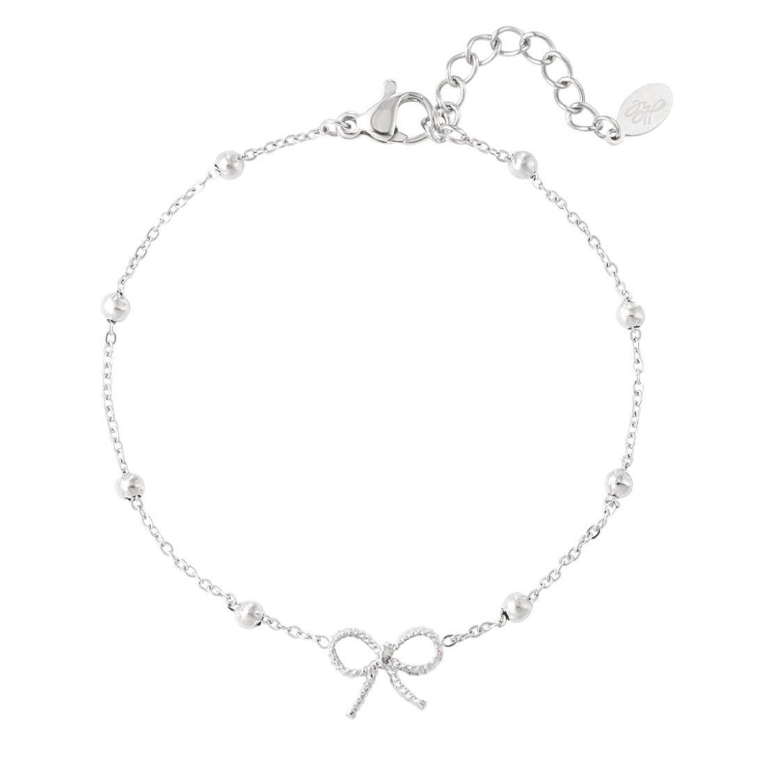 Armbandje- klein strikje zilverkleurig