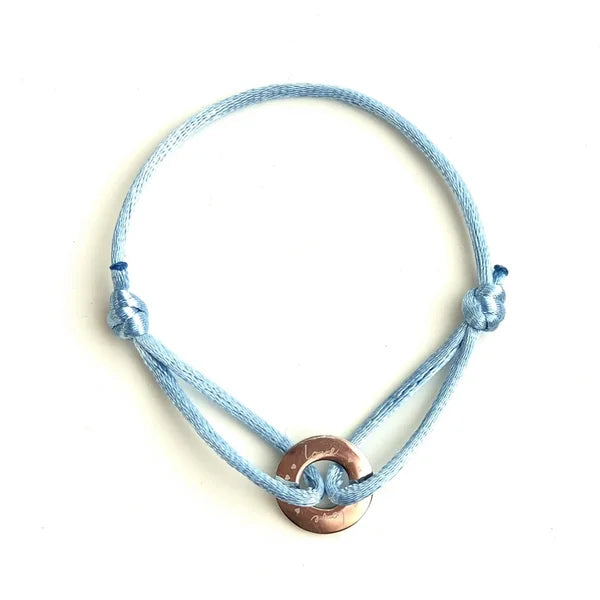 Armbandje satijnkoord met love rondje- zilverkleurig
