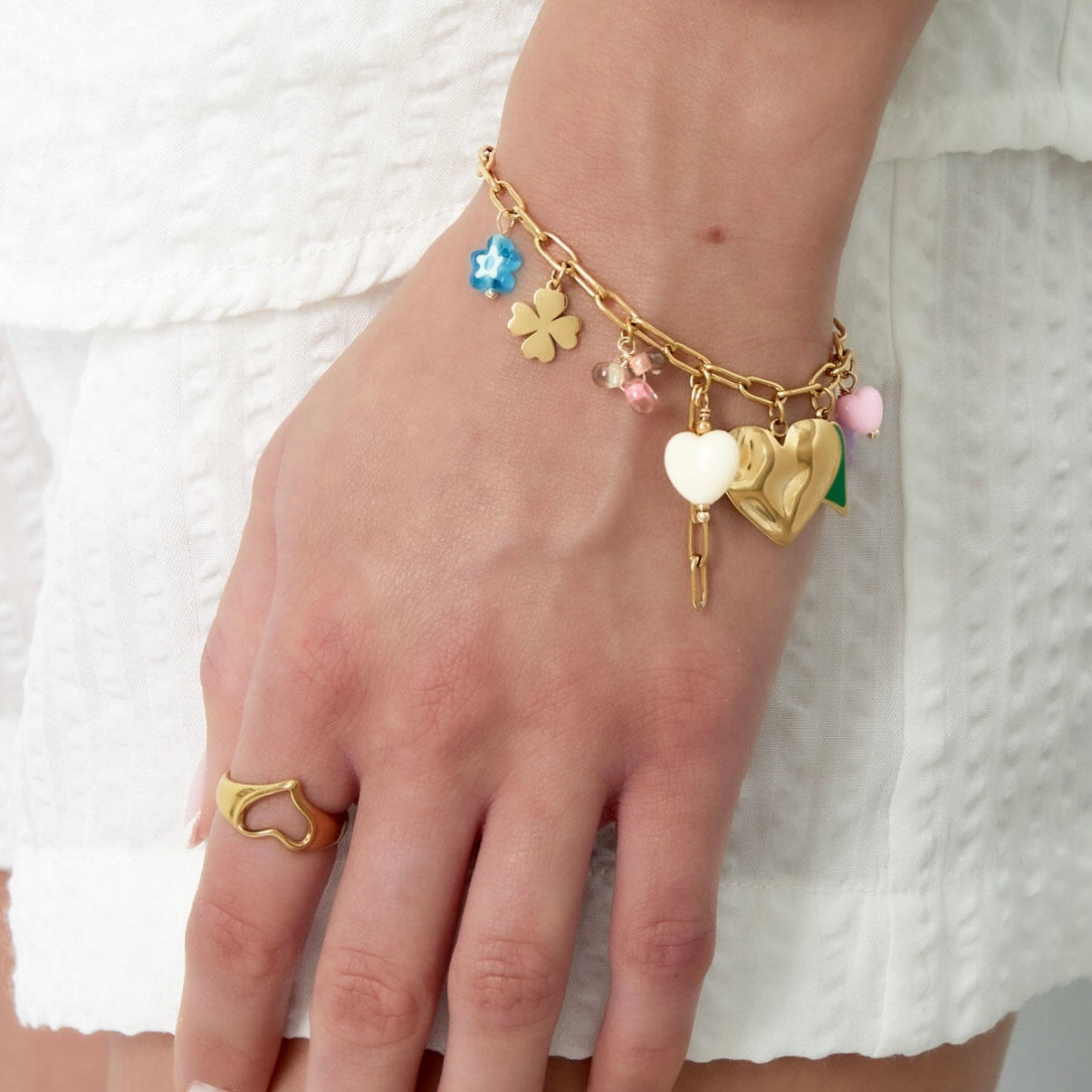 pastel bedel armbandje om pols 