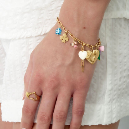 pastel bedel armbandje om pols 