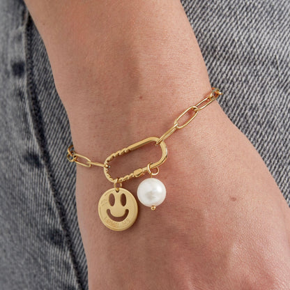 smiley armband met parel om pols