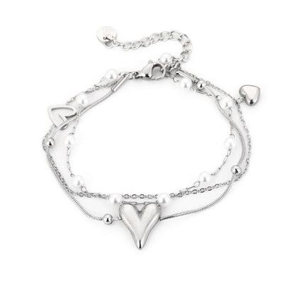 armbandje met pareltjes en hartjes zilverkleurig