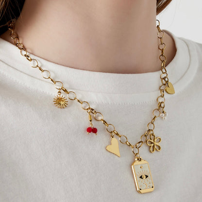 bedel ketting met verschillende bedels met wit een zonnetje hartje en bloemetje