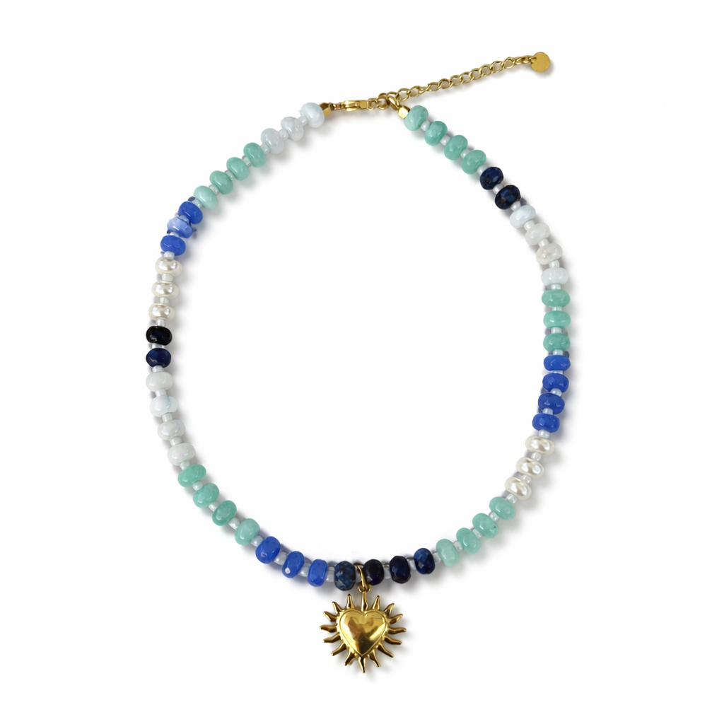 Blauwe kralen ketting met gouden hart bedel