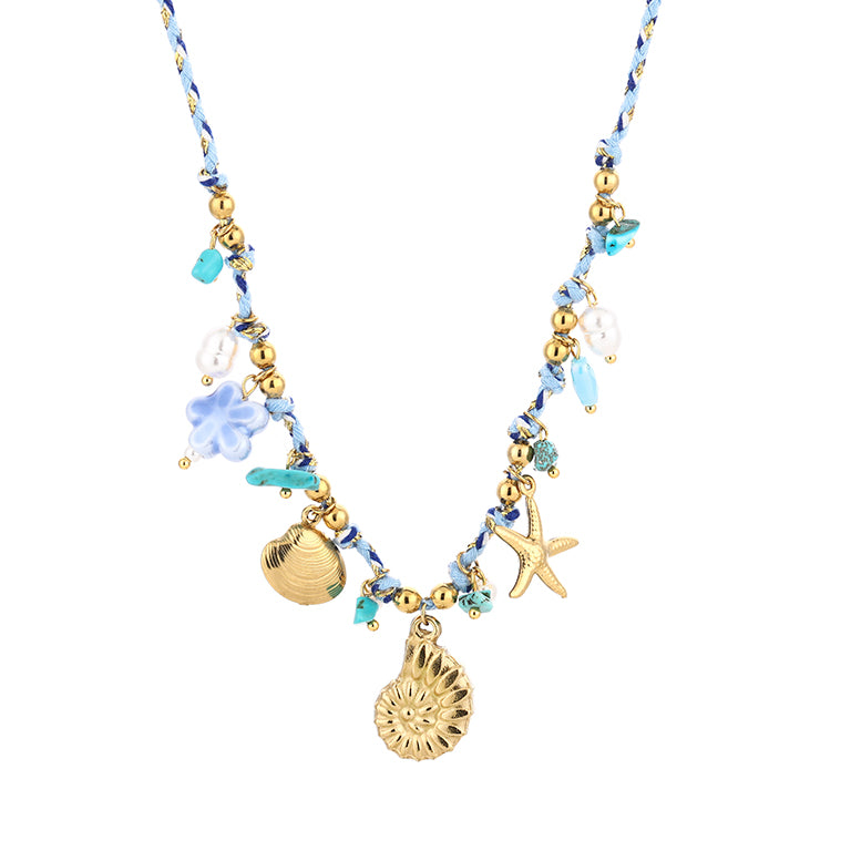 blauwe bedelketting met verschillende kraaltjes en schelpjes