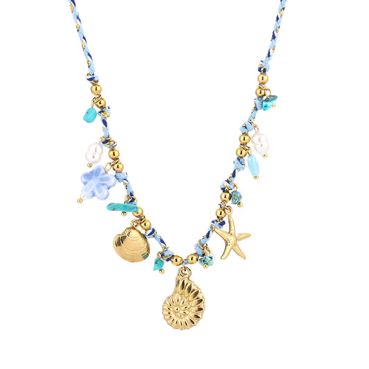 blauwe bedelketting met verschillende kraaltjes en schelpjes