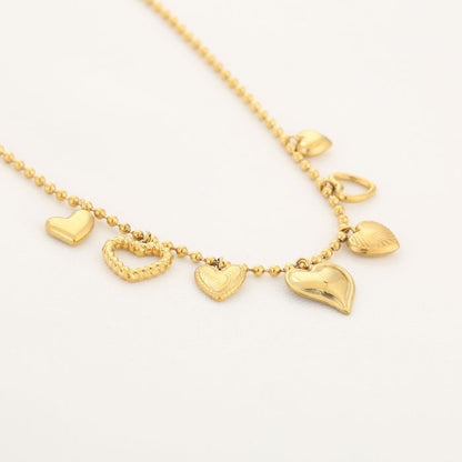 Goudkleurige stainless steel ketting met meerdere hartbedels van de zijkant
