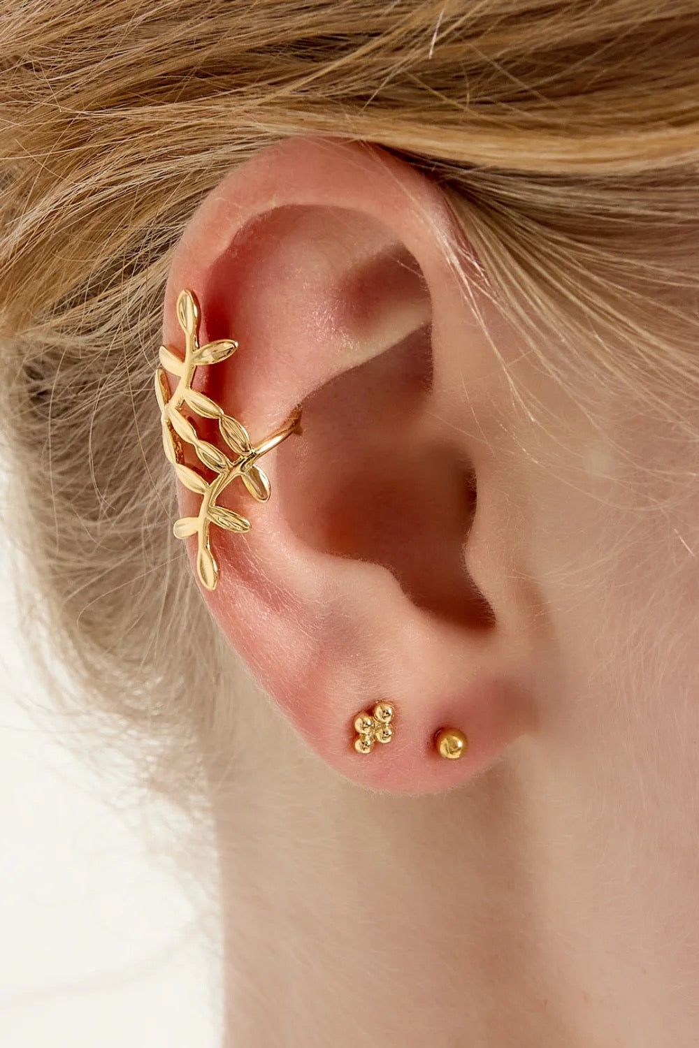 earcuff met blaadjes goudkleurig 