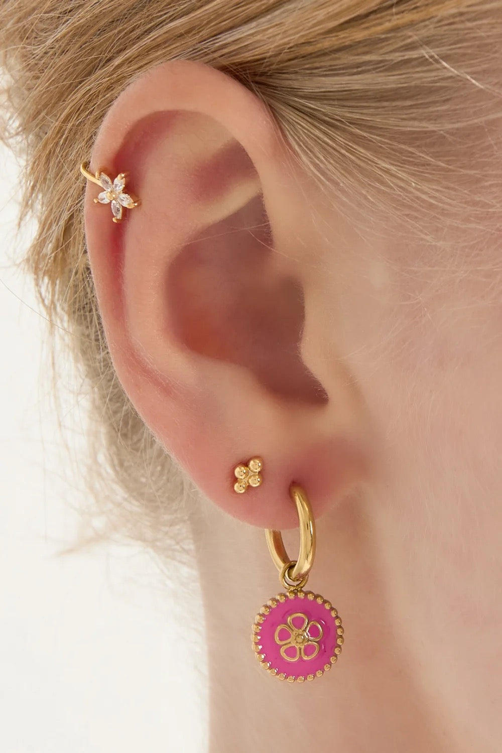 earcuff in oor met goudkleurig bloemetje 
