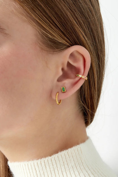 earcuff met regenboog steentjes in oor goudkleurig