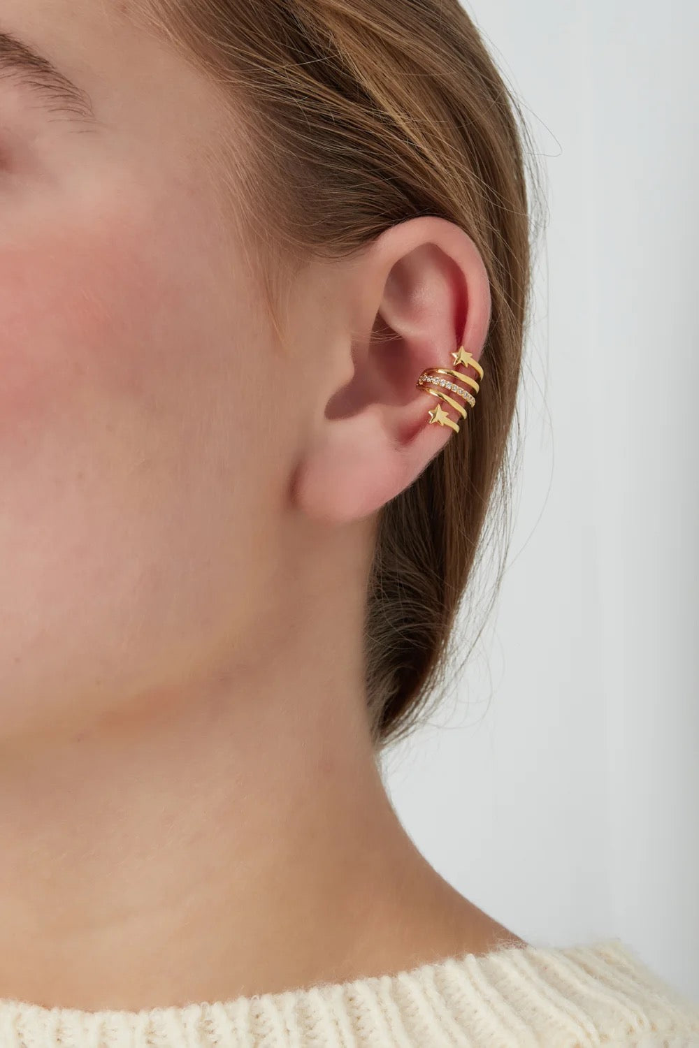 earcuff met steentjes en sterretjes in oor