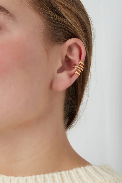 earcuff met steentjes en sterretjes in oor