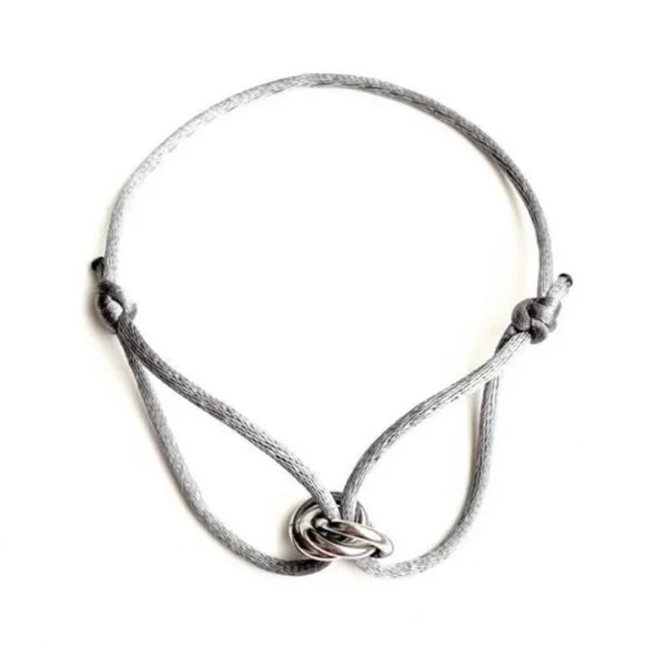 Armbandje satijnkoord met drie ringetjes - zilverkleurig