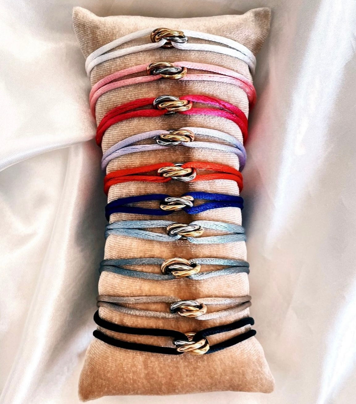 Jewelrybyceline satijn armbandjes verkrijgbaar in 26 kleuren met stainless steel ringetjes