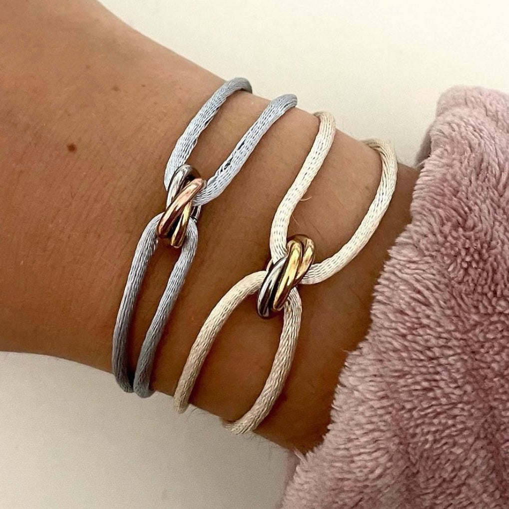Jewelrybyceline satijn armbandjes voor dames in lichtgrijs en crème met stainless steel ringetjes