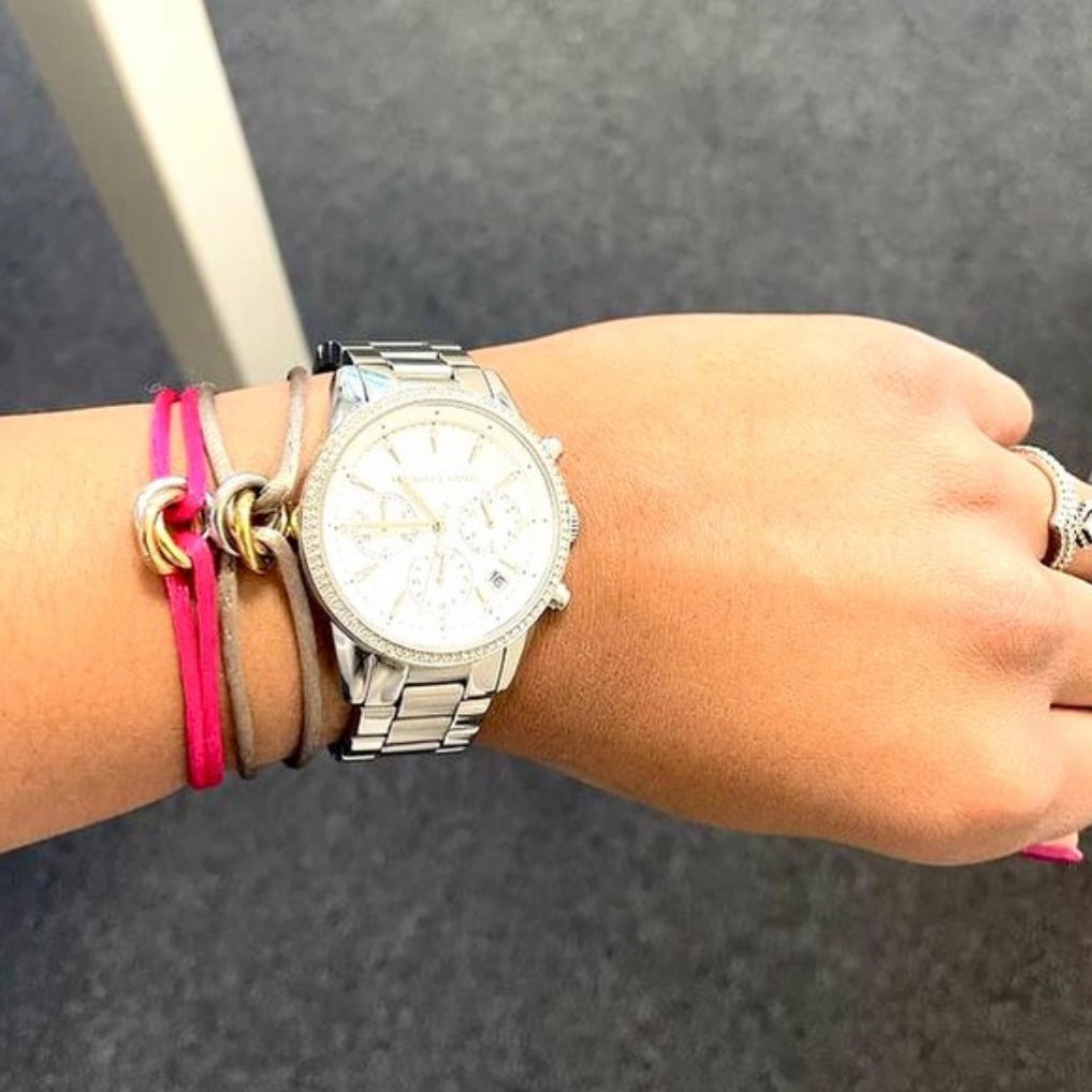 Jewelrybyceline satijn armbandjes voor dames in roze tinten met stainless steel ringetjes waterproof