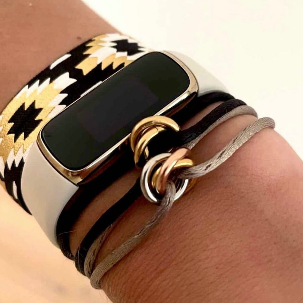 Jewelrybyceline satijn armbandjes voor heren met stainless steel ringetjes in zwart en taupe gecombineerd met horloge