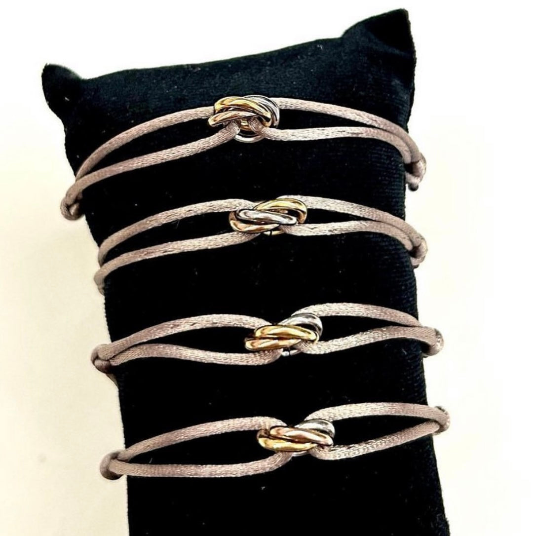 Jewelrybyceline satijn armbandjes in taupe en zwart met stainless steel ringetjes handgemaakt
