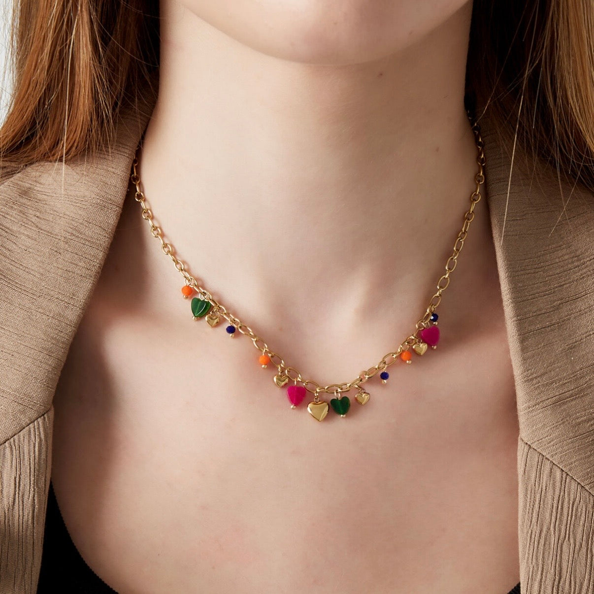 goudkleurige bedelketting met verschillende gekleurde hartjes